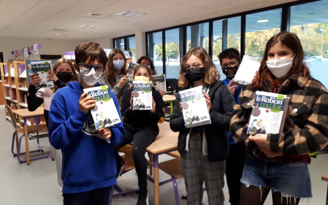 Remise des dictionnaires par le département.